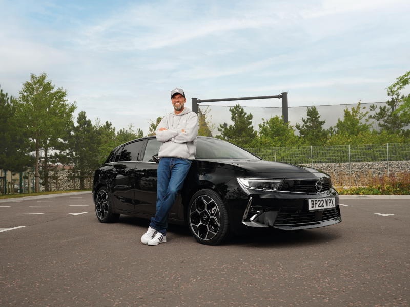 Jürgen Klopp recebe o seu novo Opel Astra Plug-in-Hybrid