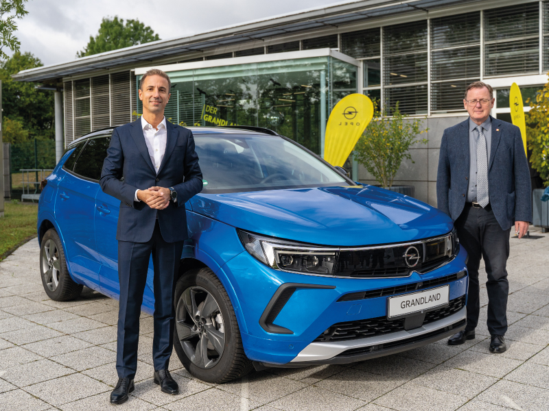 30 anos da  Opel em Eisenach : Visitantes desfrutam de um dia de portas abertas