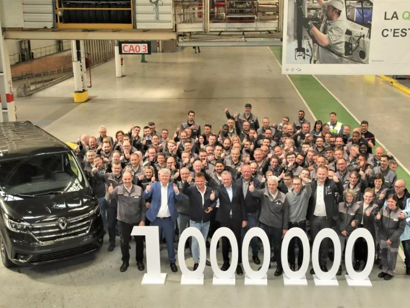 O PROPRIETÁRIO DO MILIONÉSIMO RENAULT TRAFIC FABRICADO EM SANDOUVILLE É HOLANDÊS