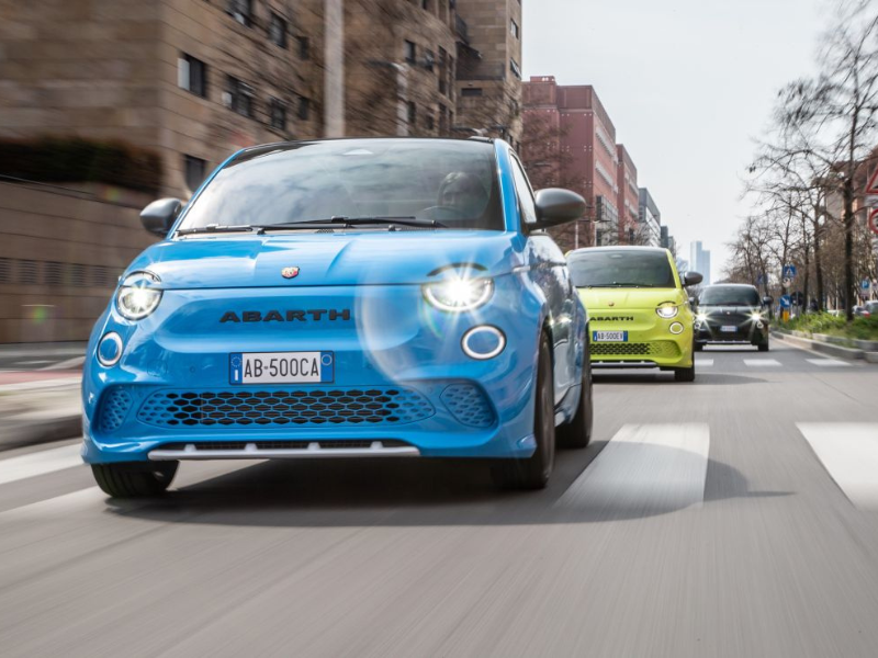 A nova era da Abarth prossegue. A família do Escorpião expande-se com a gama do Novo Abarth 500e puramente elétrico