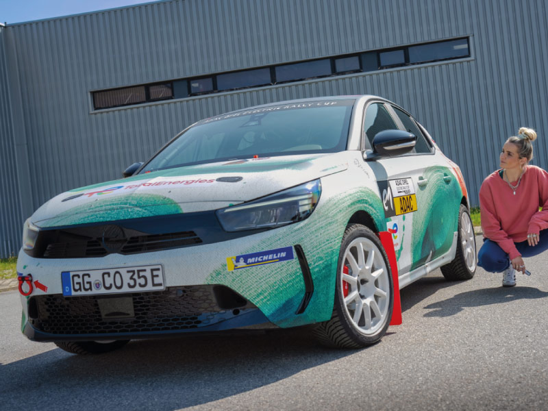 O pioneiro automóvel elétrico de ralis em versão Art Car com uma mensagem: O Opel Corsa Rally Electric desenhado por Elisa Klinkenberg